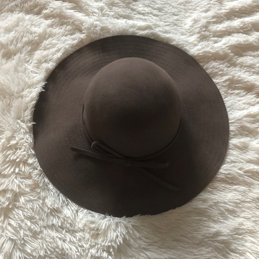URBAN OUTFITTERS FLOPPY HAT